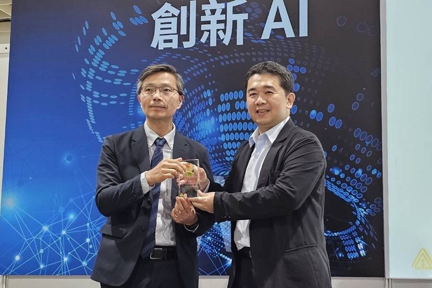 元智大學陳敦裕教授（左）獲「AI Award學術產業化獎」。 元智大學/提供