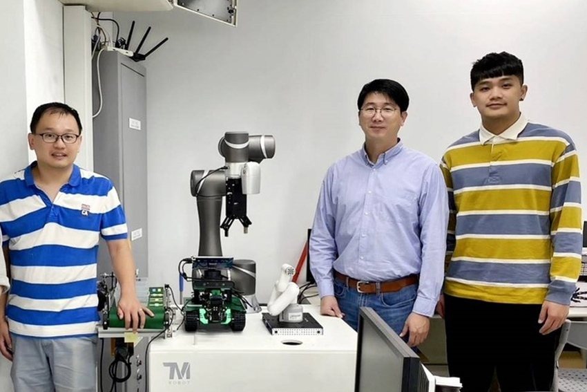 張志豪教授（右二）整合深紅光OLED光源於穿戴式燈帶，用於傷口癒合與新生兒黃疸治...