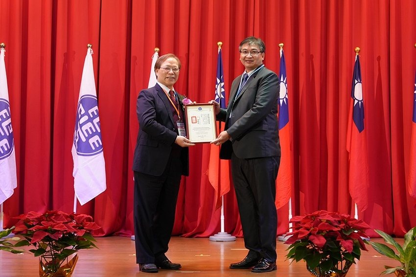 元智大學邱天隆(右)教授獲頒「傑出電機工程教授」獎。 元智大學/提供