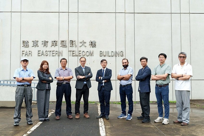 元智大學電機與通訊學院院長陳敦裕（中）帶領研究團隊，於電通領域科研表現再創高峰。...